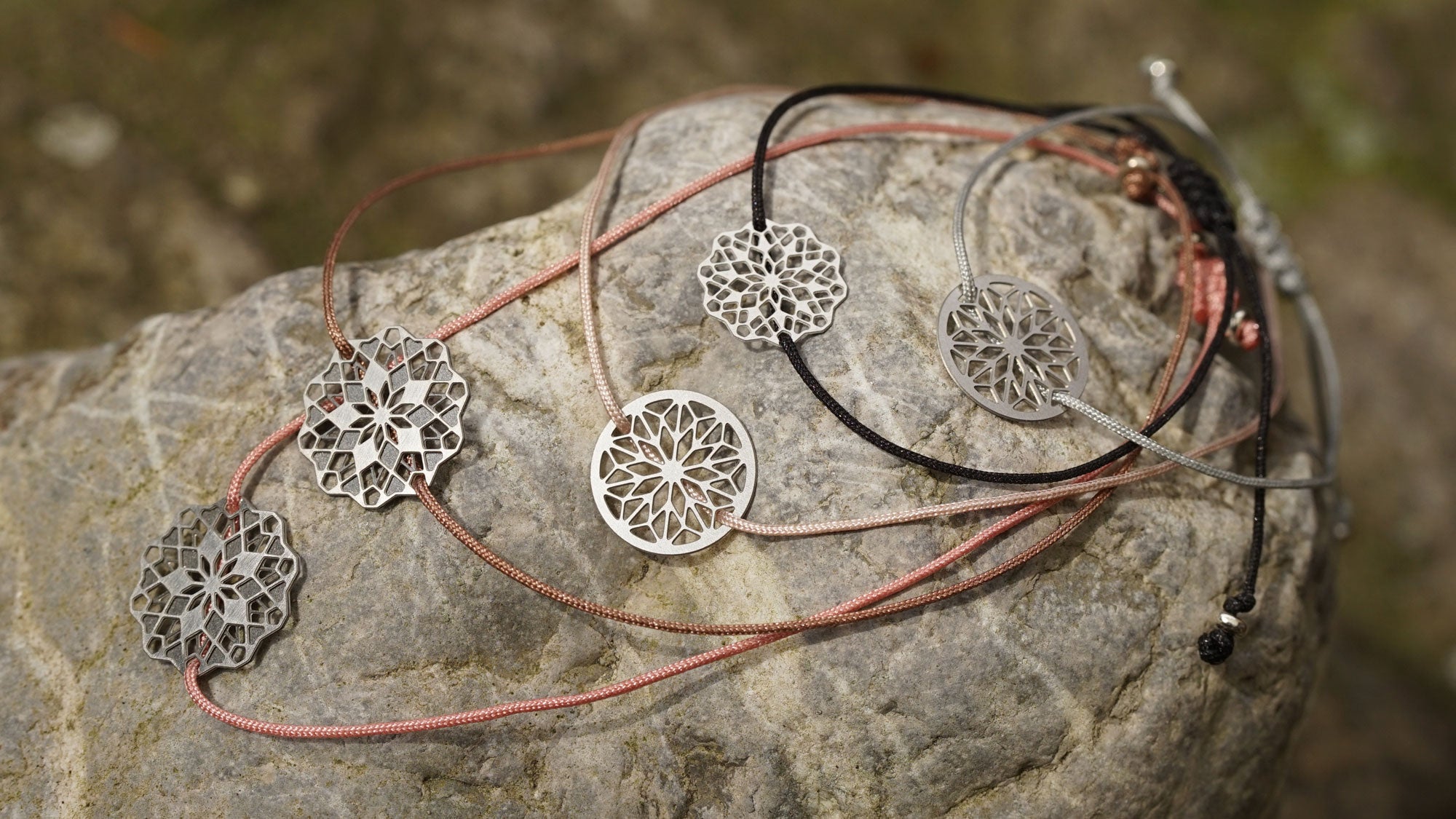 Kosae Schmuck Beispiel Bild für florale Armbaender