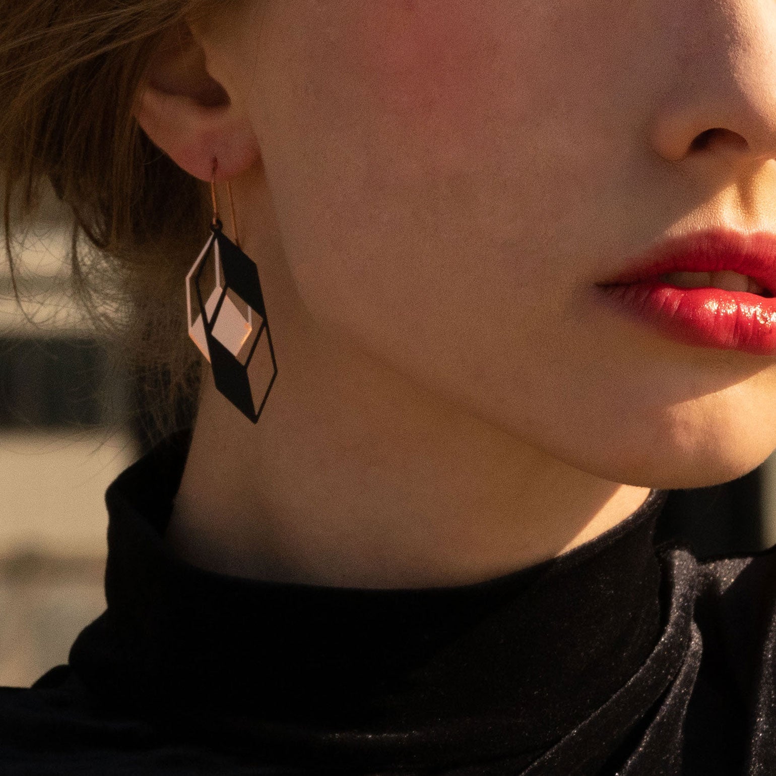 Raffinierte geometrische Ohrringe schwarz/rosé