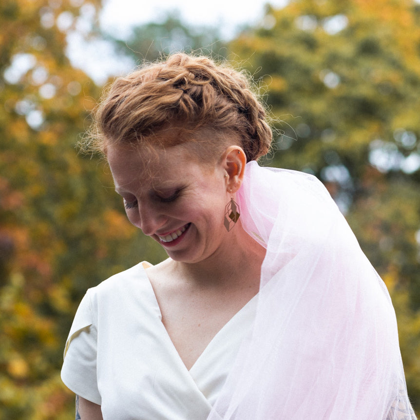 Raffinierte geometrische Ohrringe schwarz/rosé