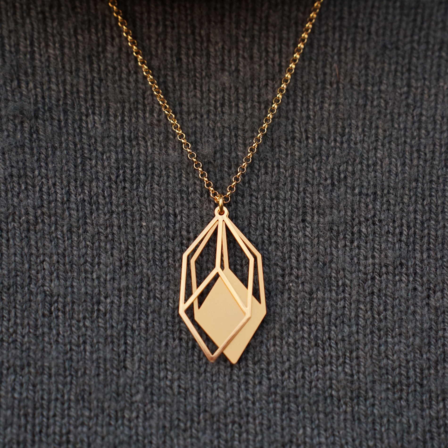 Anhänger Cubicum mit Holz vergoldet