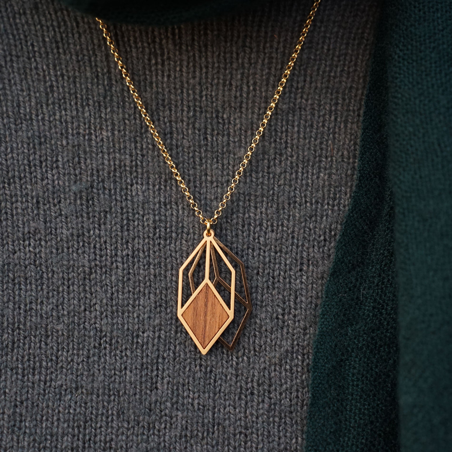 Anhänger Cubicum mit Holz vergoldet