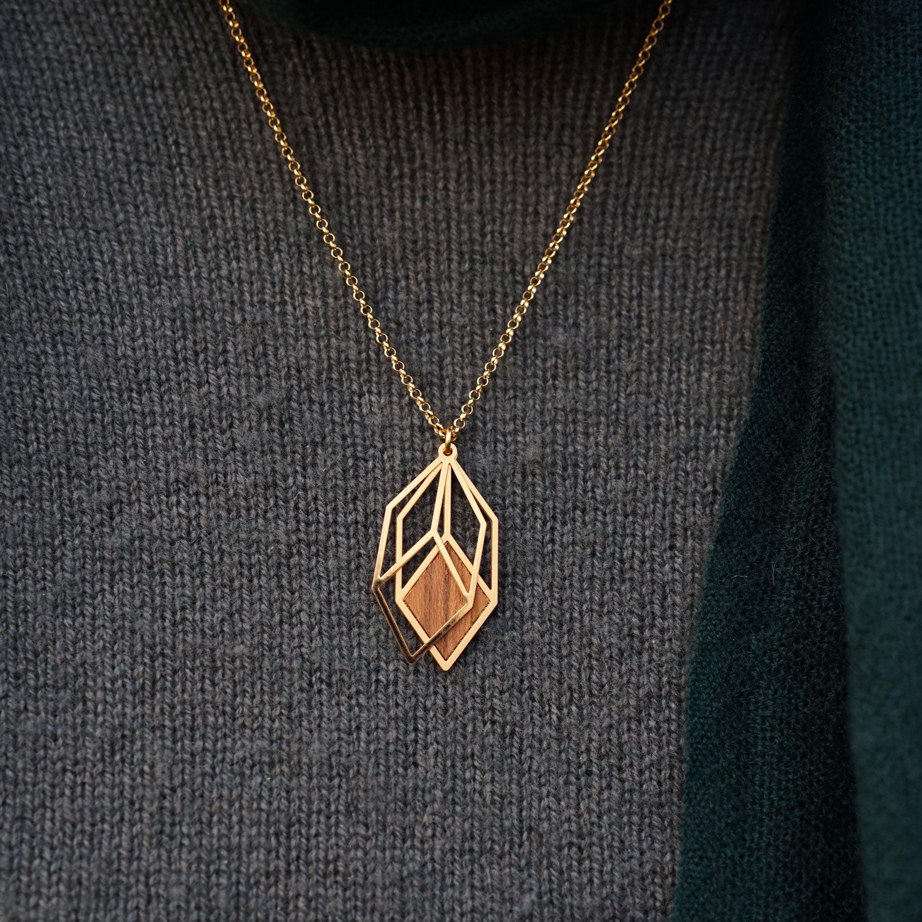 Anhänger Cubicum mit Holz vergoldet