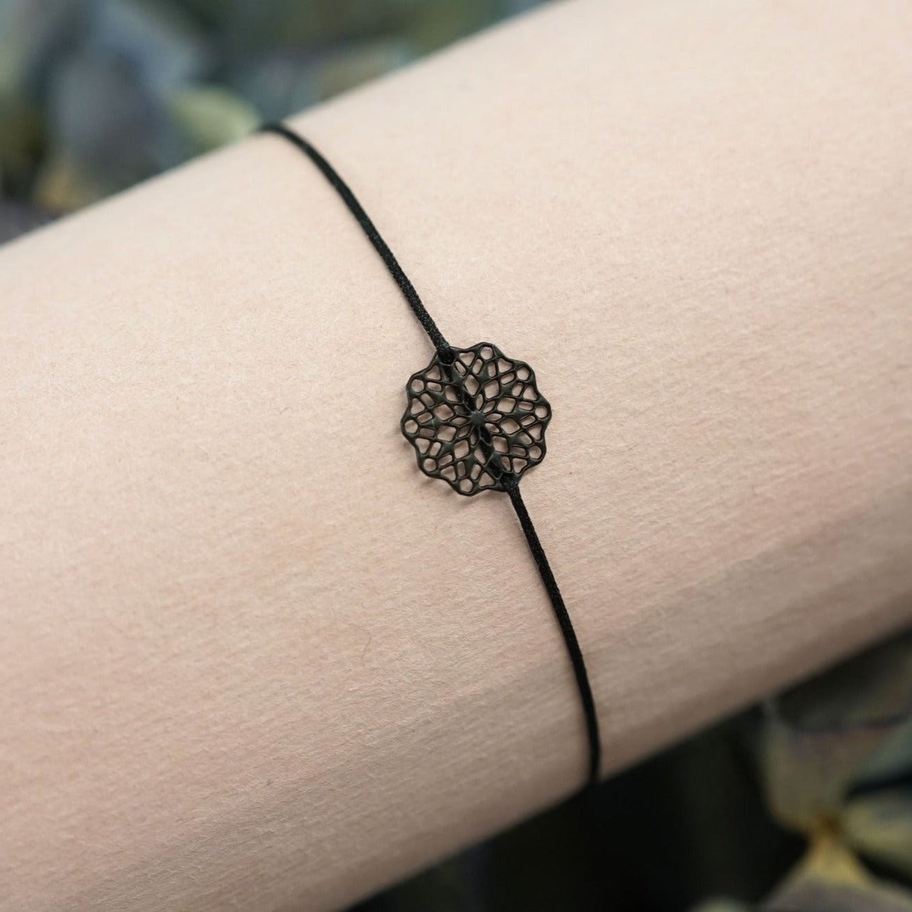 Armband mit floralem Motiv schwarz