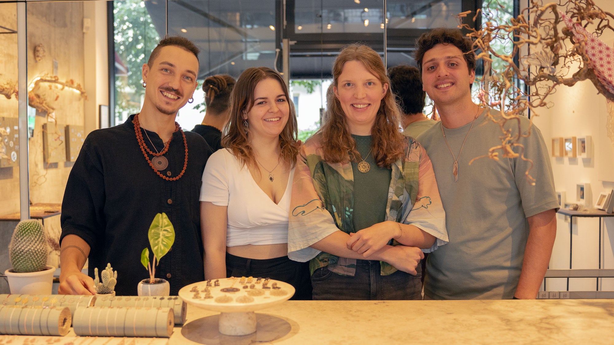 Designerin und Gründerin Hendrike Roers mit Team KOSAE im Showroom in Berlin