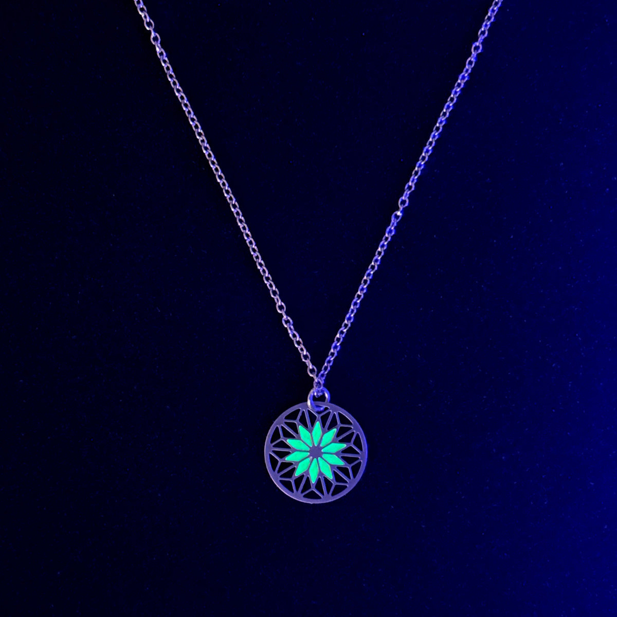 Filigraner Mandala Anhänger | fluoreszierend