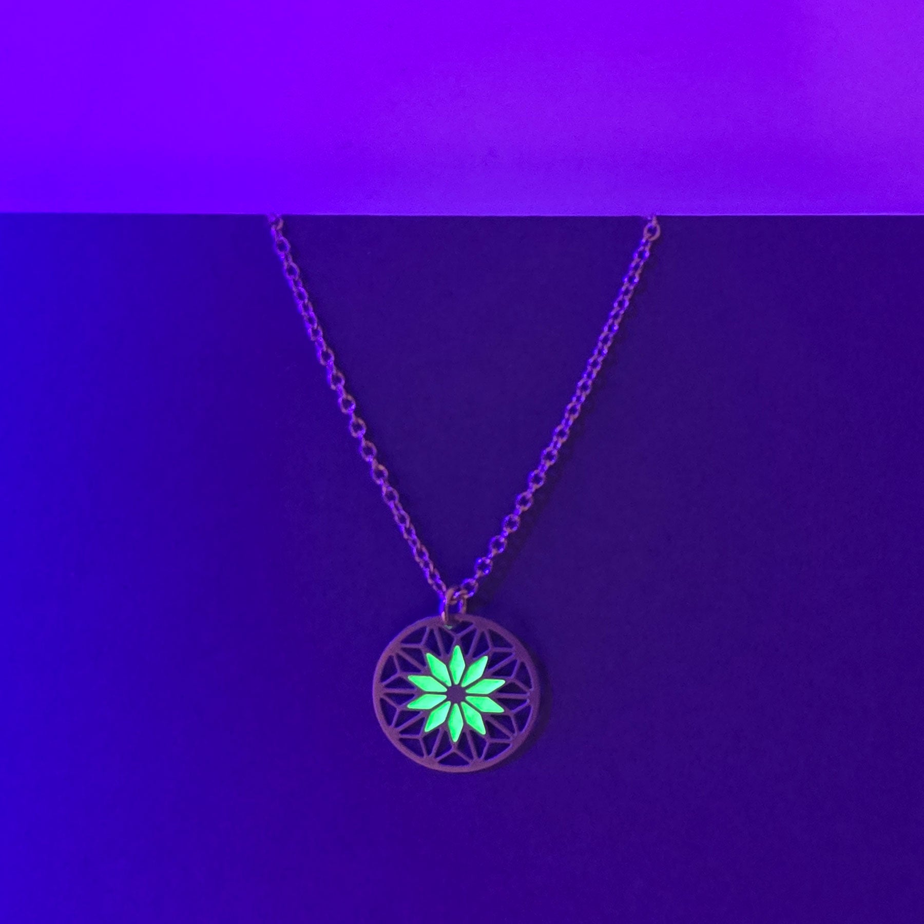 Filigraner Mandala Anhänger | fluoreszierend
