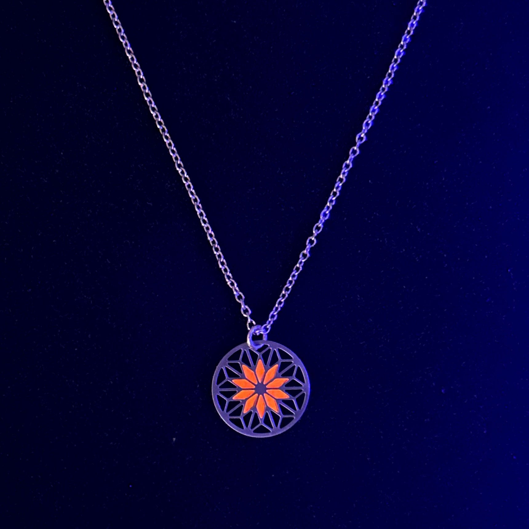 Filigraner Mandala Anhänger | fluoreszierend