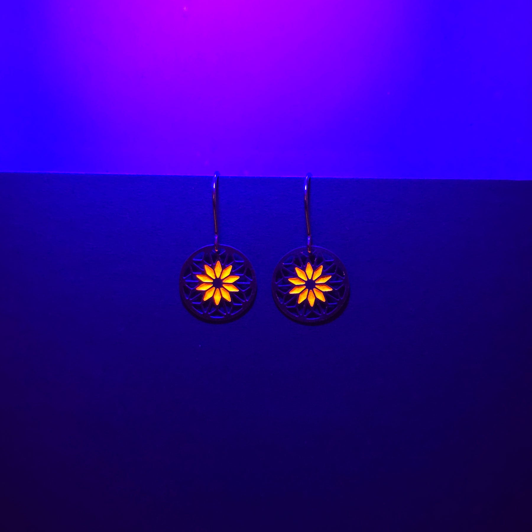 Kleine Sonnen Mandala Ohrringe | orange fluoreszierend