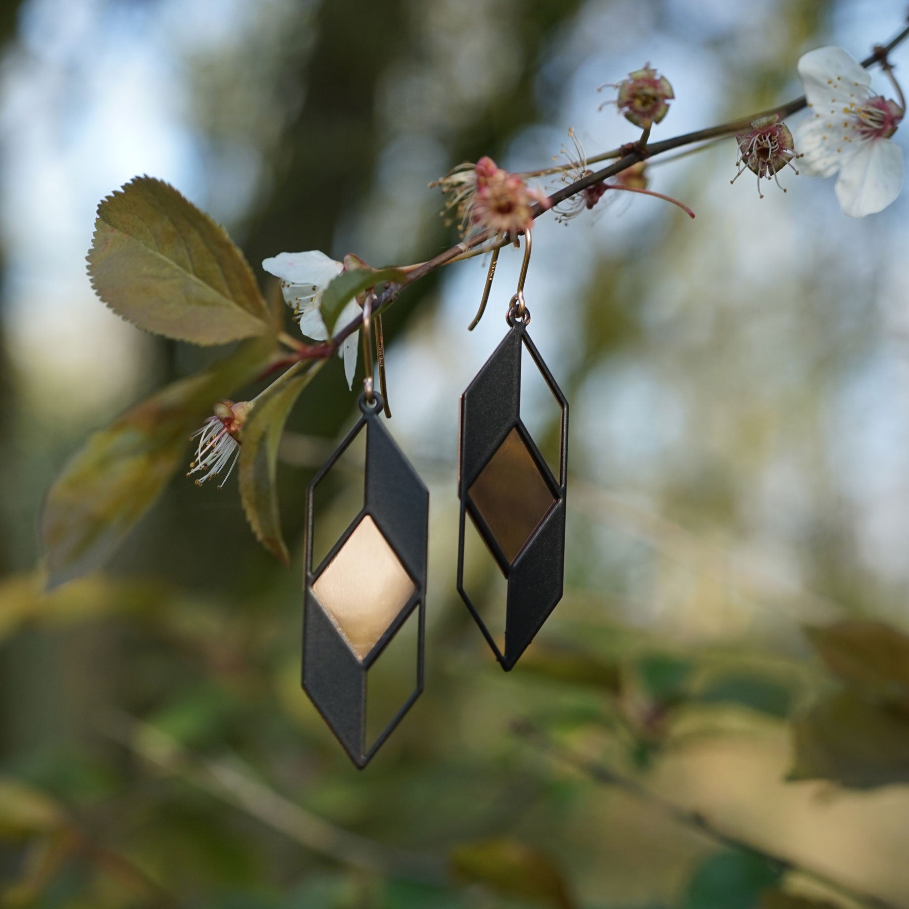 Raffinierte geometrische Ohrringe schwarz/rosé