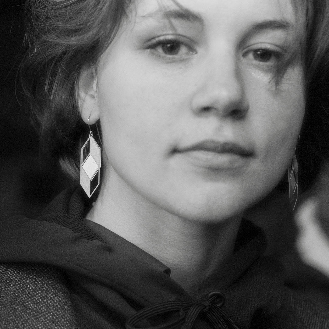 Raffinierte geometrische Ohrringe schwarz/rosé