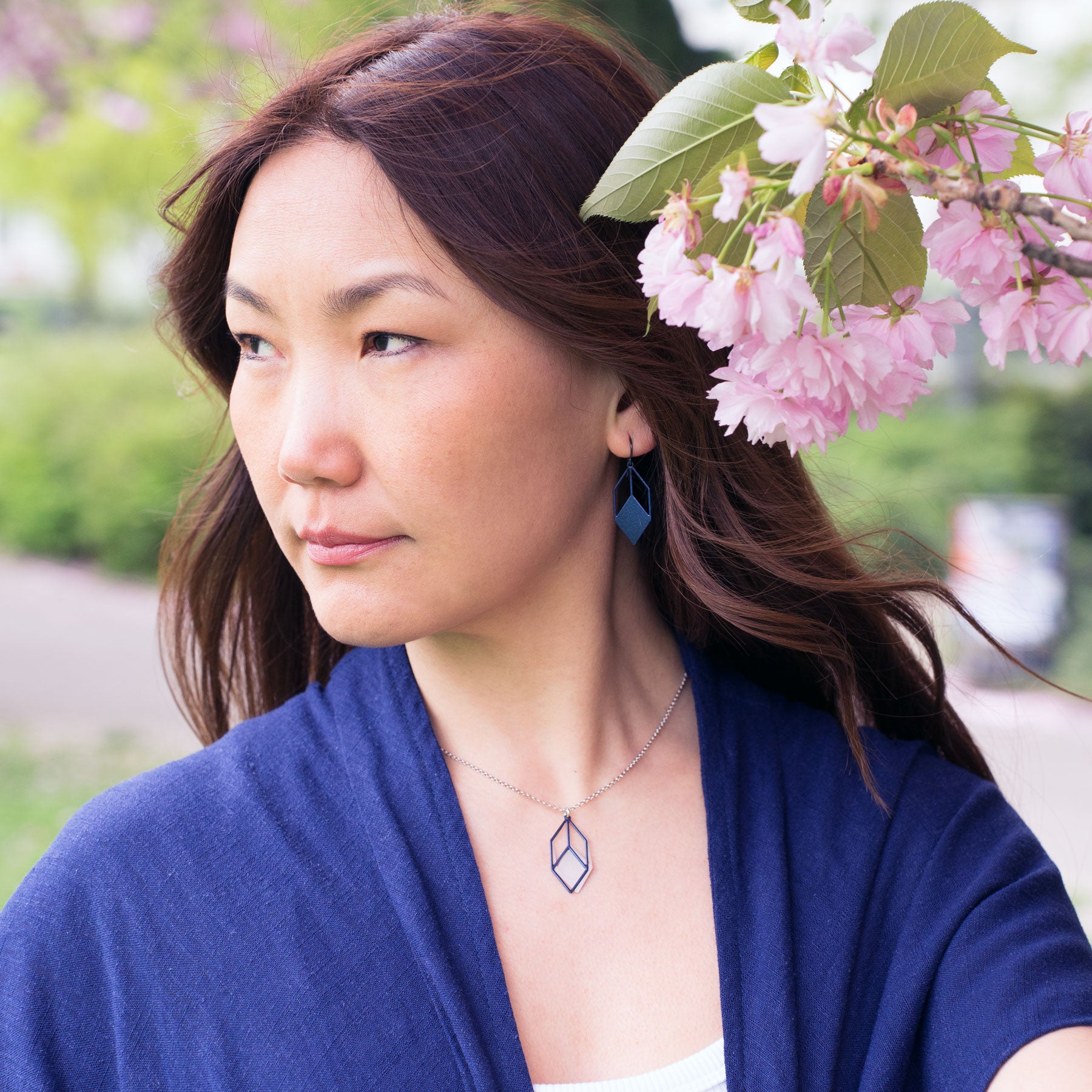 Geometrischer Anhänger Cubicum | silber/blau