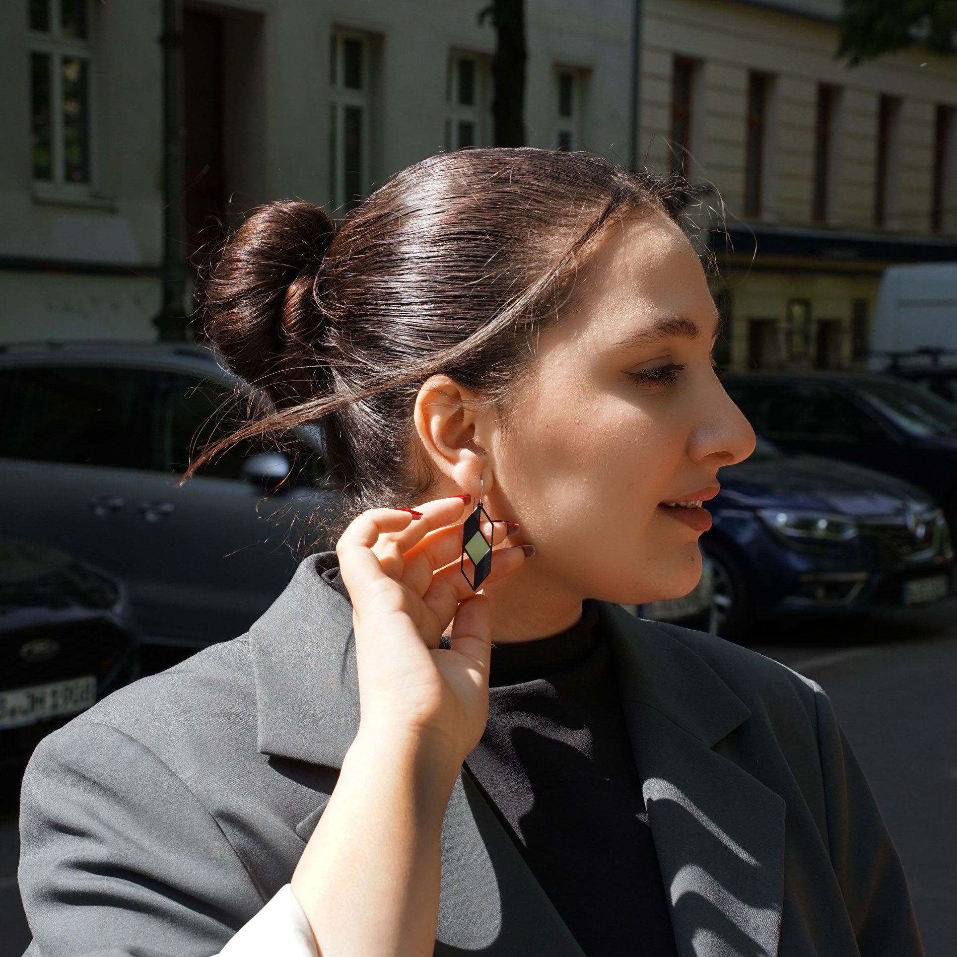 Raffinierte geometrische Ohrringe schwarz/silber