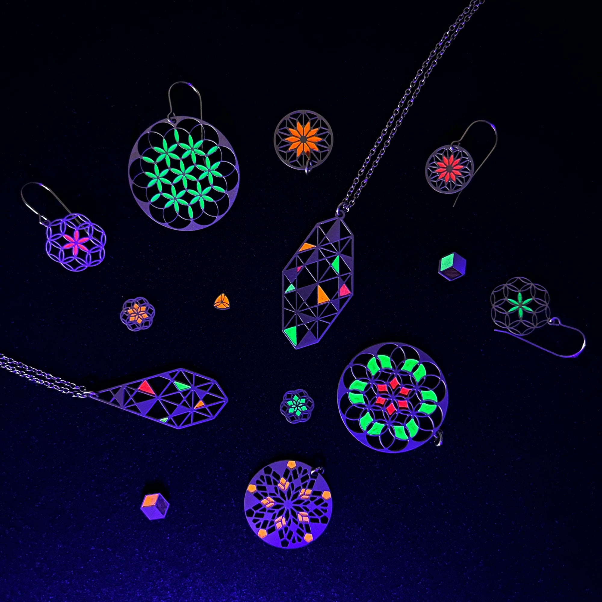 Kleine Sonnen Mandala Ohrringe fluoreszierend | MANDALA FILLED