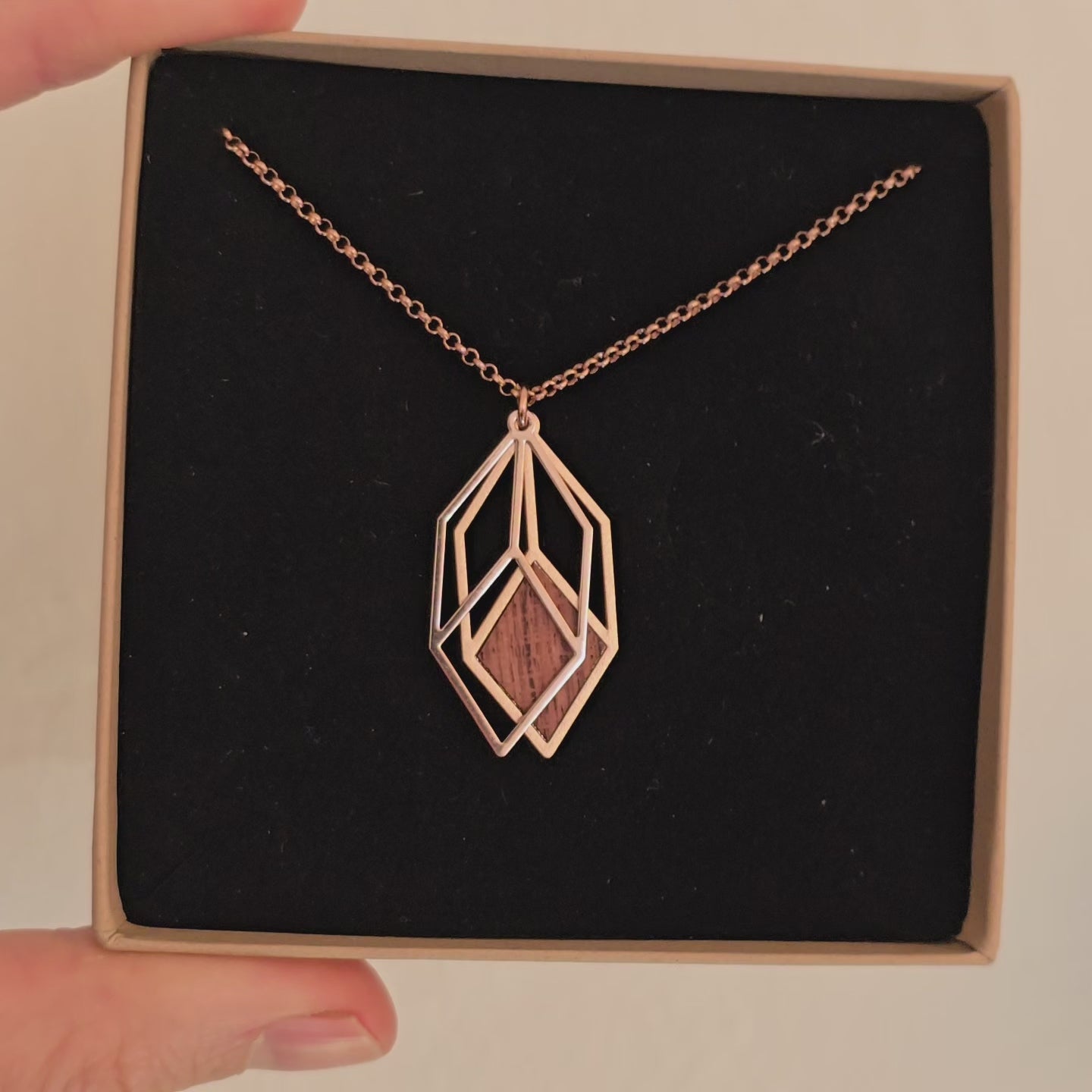 Video Halskette Cubicum vergoldet mit Holz von Kosae in Schmuckverpackung