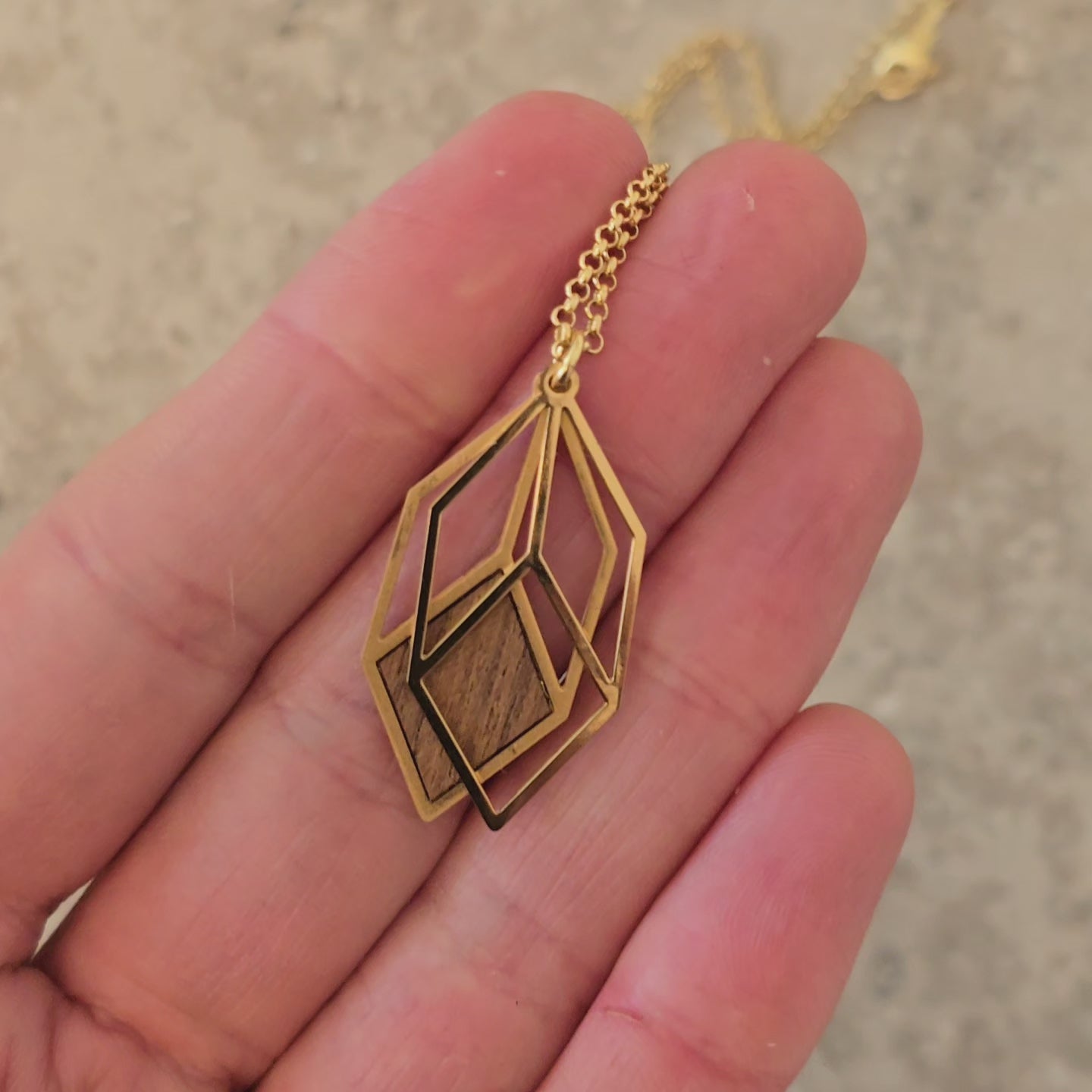 Video von Vorder- und Rückseite der Halskette Cubicum vergoldet mit Holz von Kosae