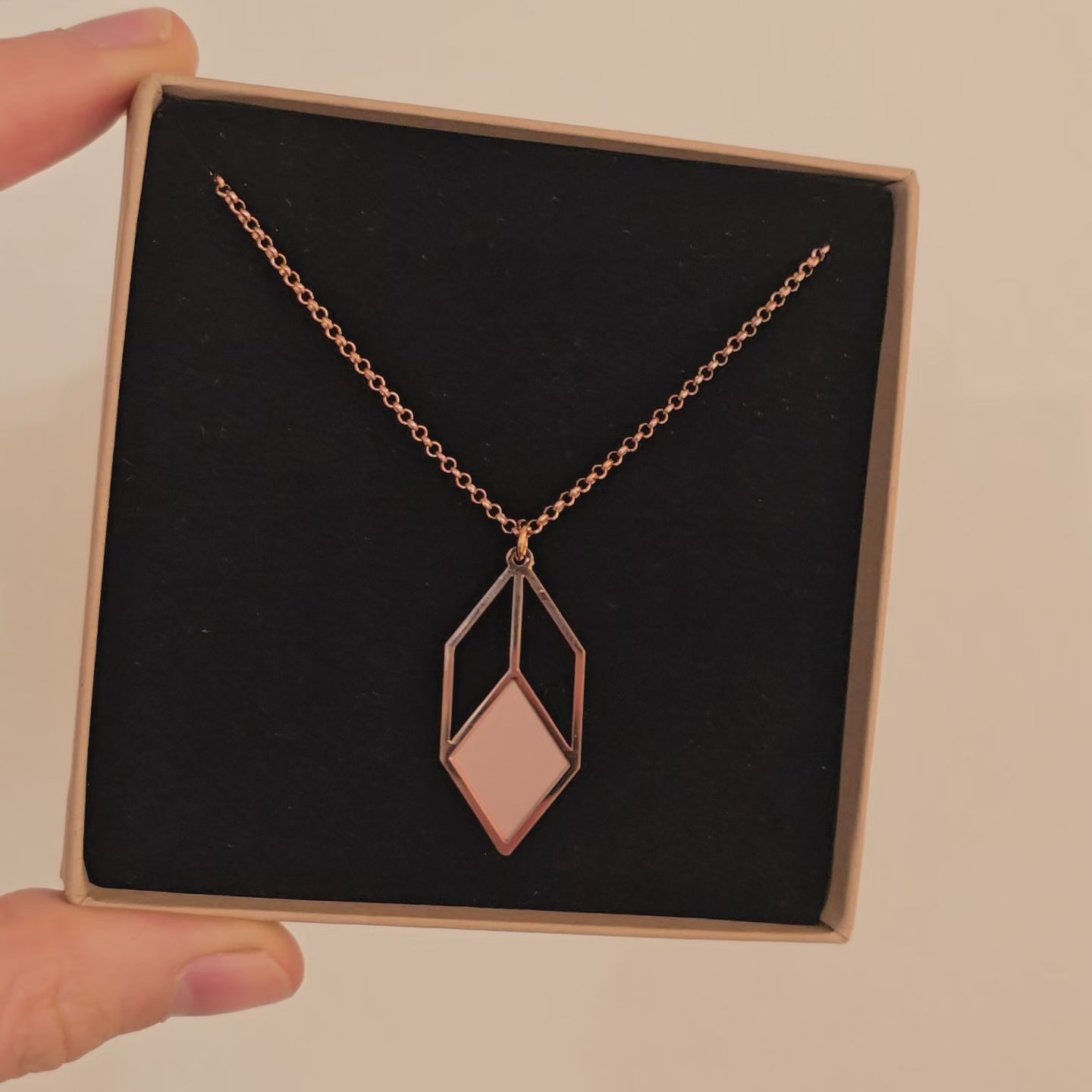 Video Halskette Cubicum Roségold von Kosae in Schmuckverpackung