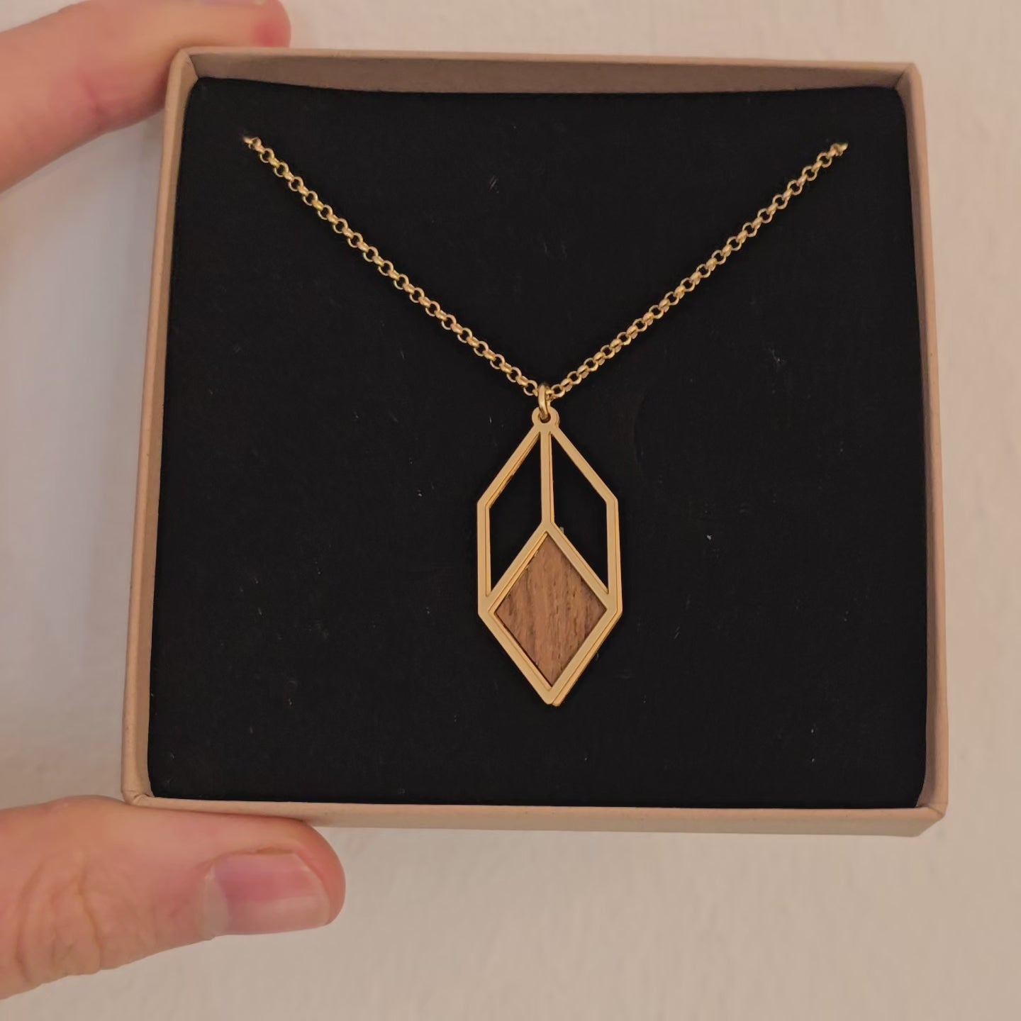 Video der Halskette Cubicum vergoldet mit Holz von Kosae in Schmuckschachtel