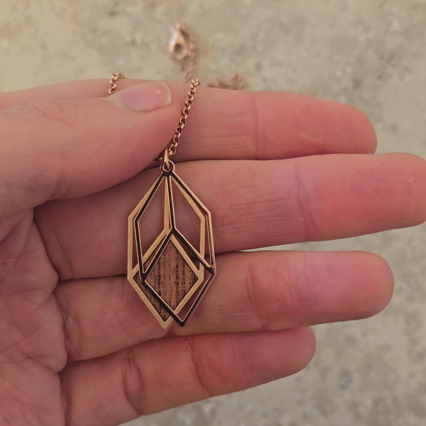 Video von Vorder- und Rückseite Halskette Cubicum vergoldet mit Holz von Kosae