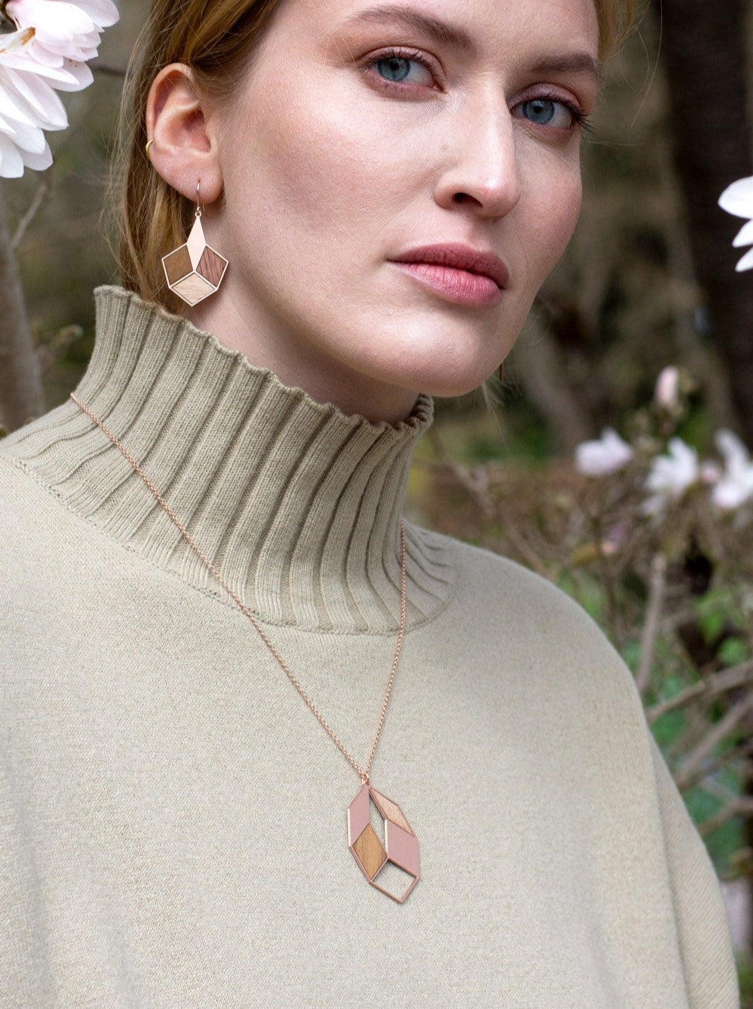 Geometrischer Anhänger mit Holz | schwarz