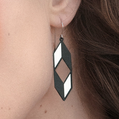 Lange geometrische Ohrhänger schwarz/silber