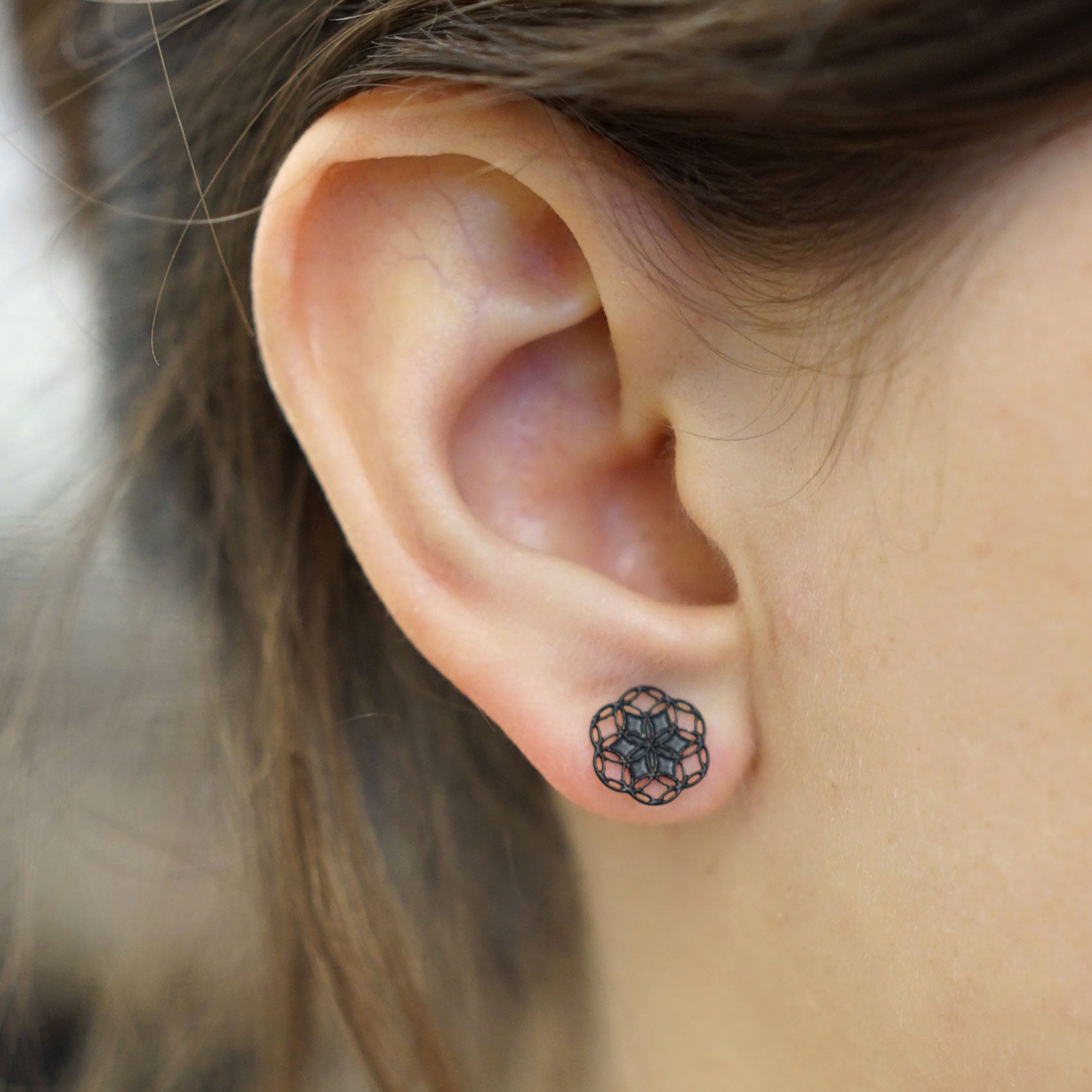 Filigraner Seed of Life Ohrstecker schwarz