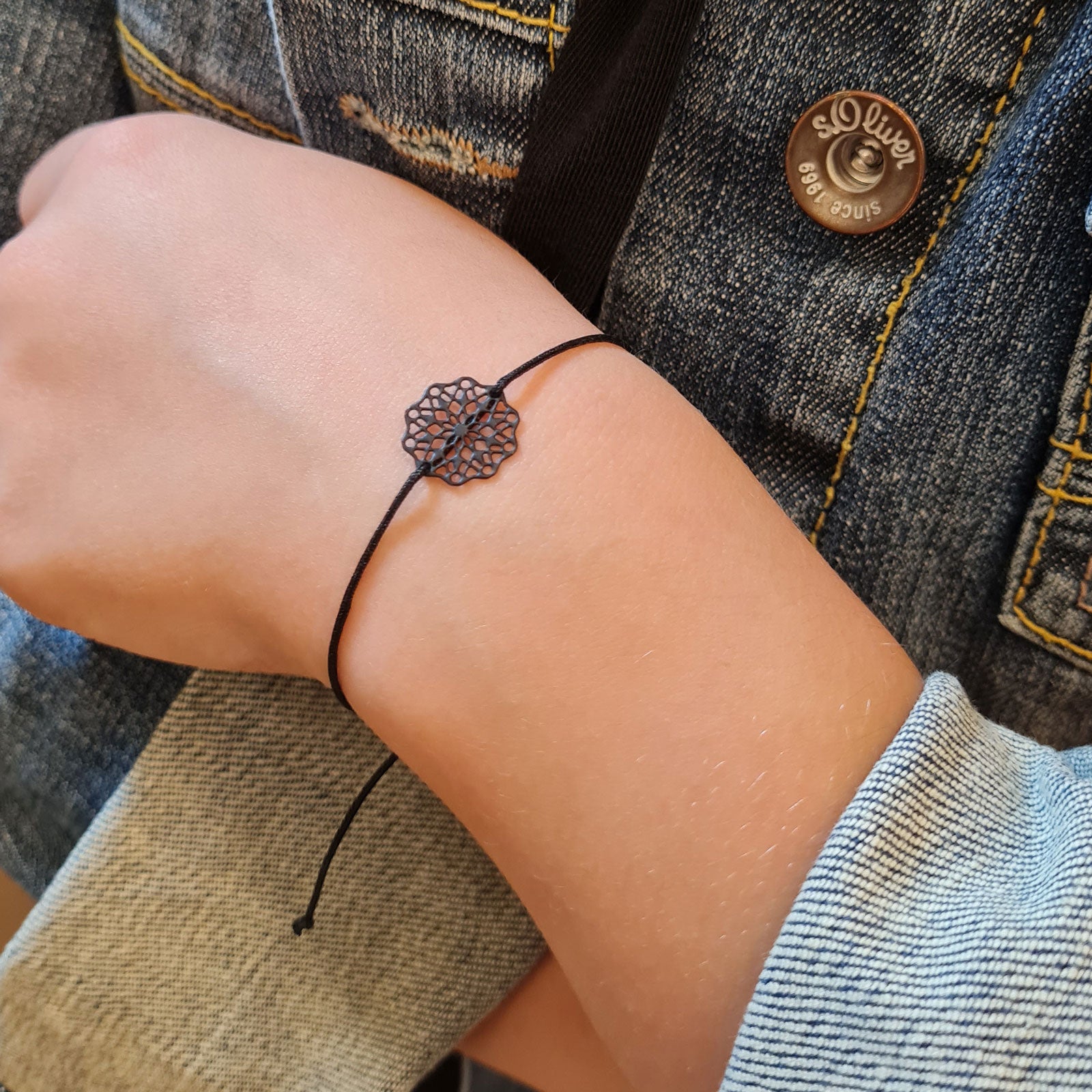 Armband mit floralem Motiv schwarz