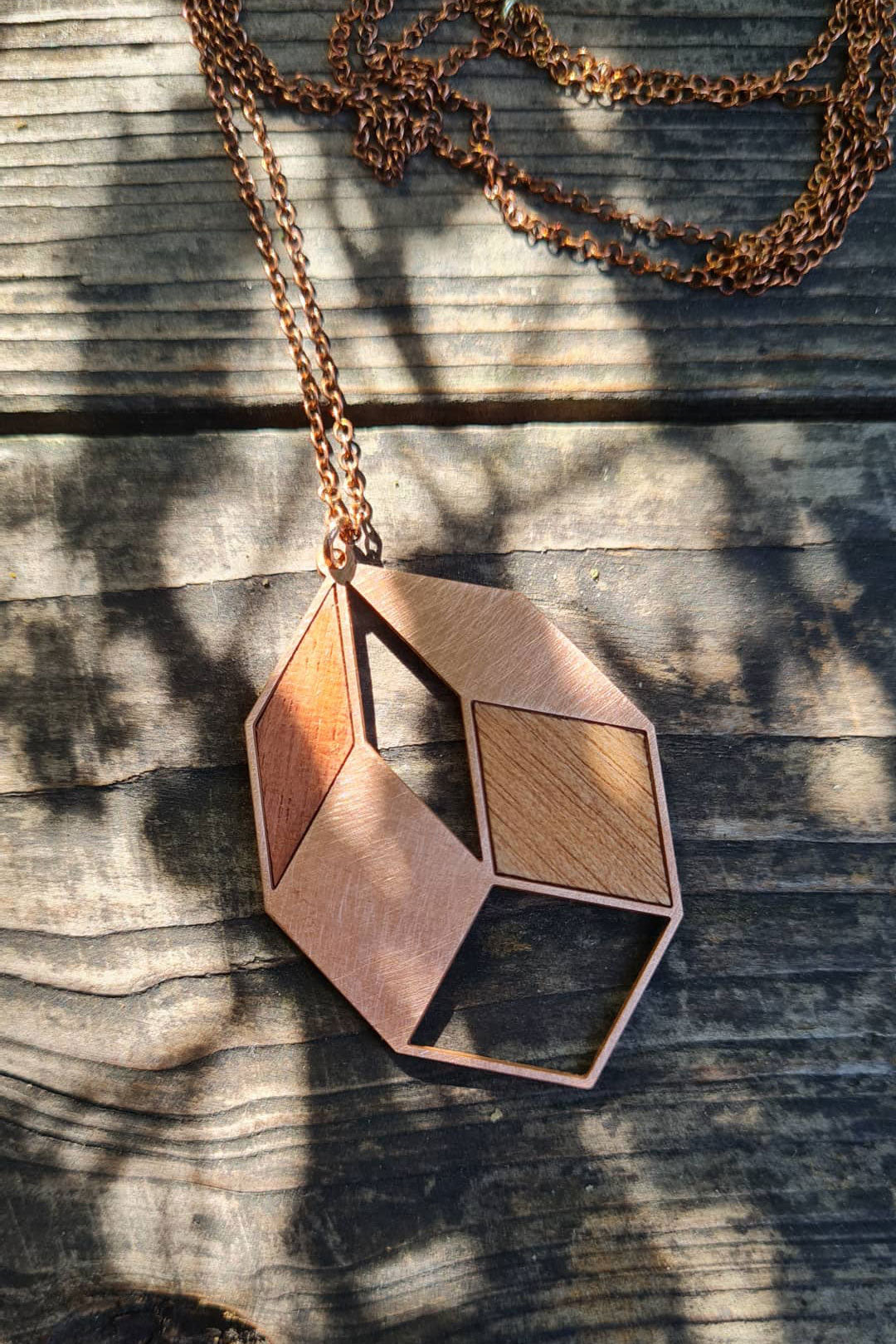 Geometrischer Anhänger mit Holz | schwarz