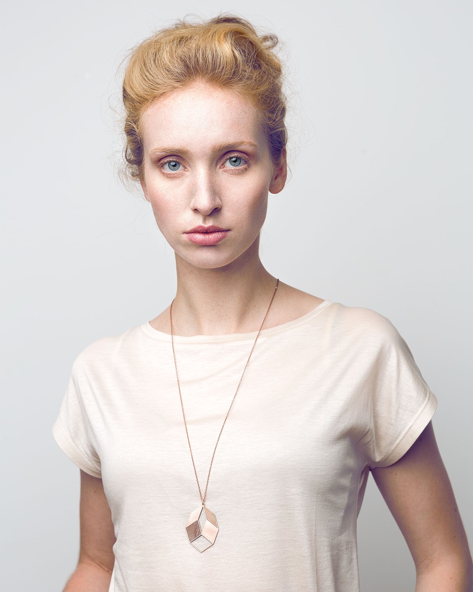 Geometrischer Anhänger mit Holz | vergoldet matt