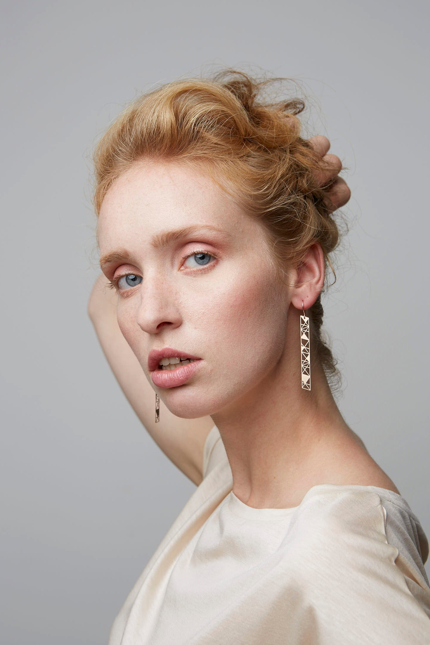 Lange schmale Ohrringe vergoldet matt