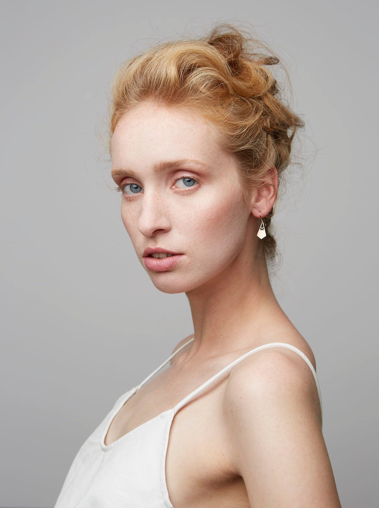 Kleine geometrische Ohrhänger | vergoldet matt