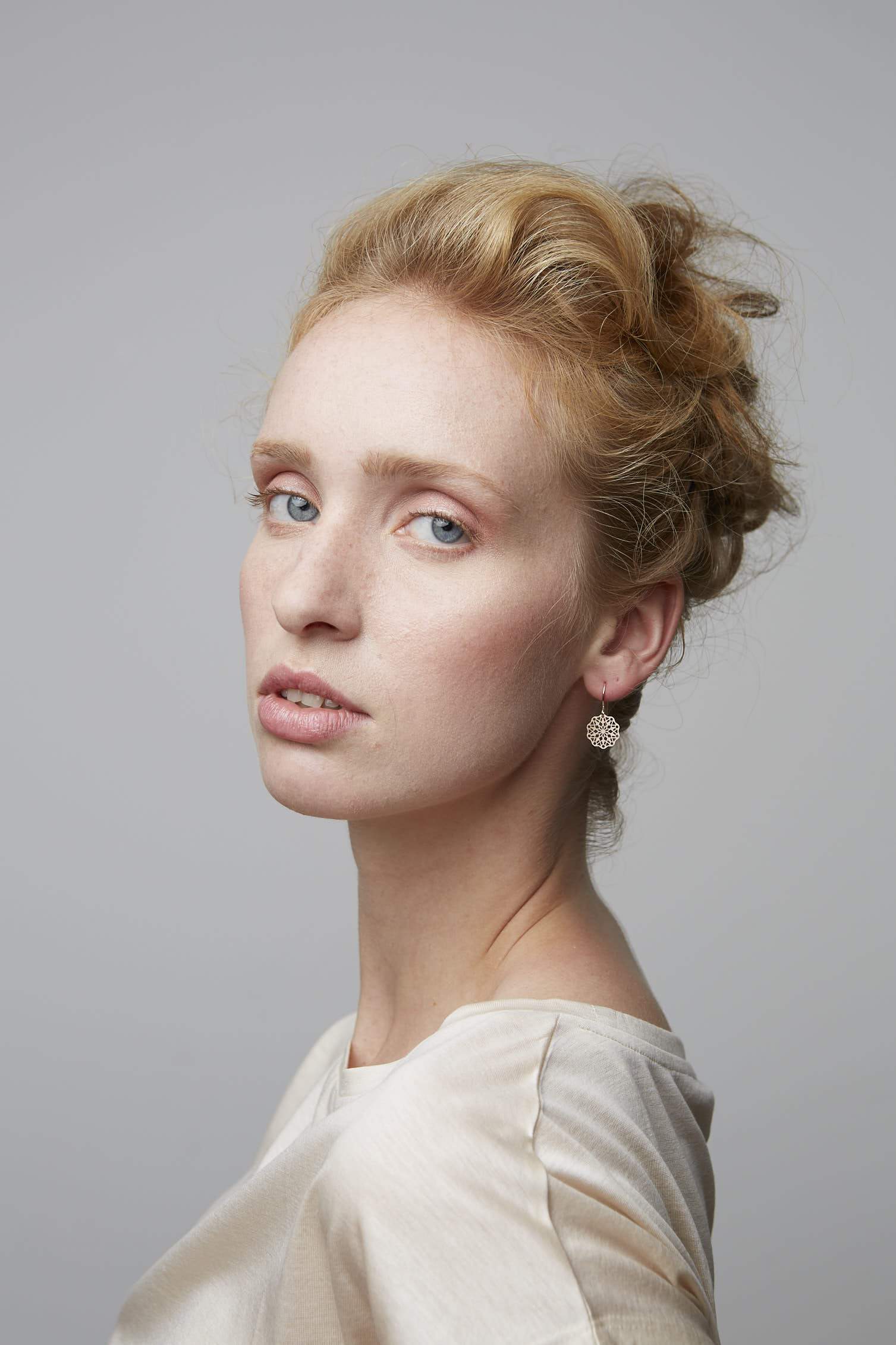 Florale mini Ohrhänger vergoldet matt