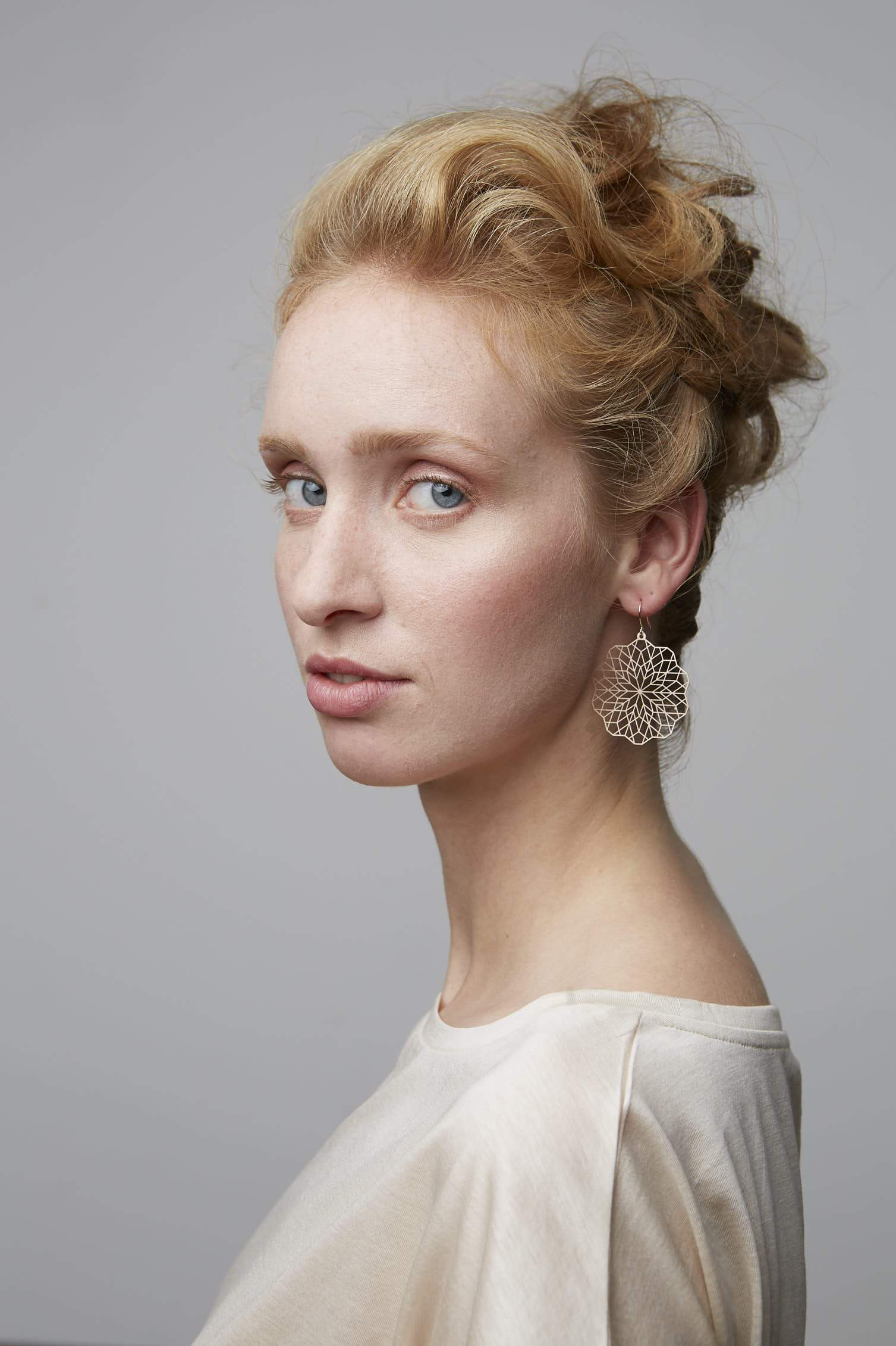 Leichte große Ohrringe | vergoldet matt