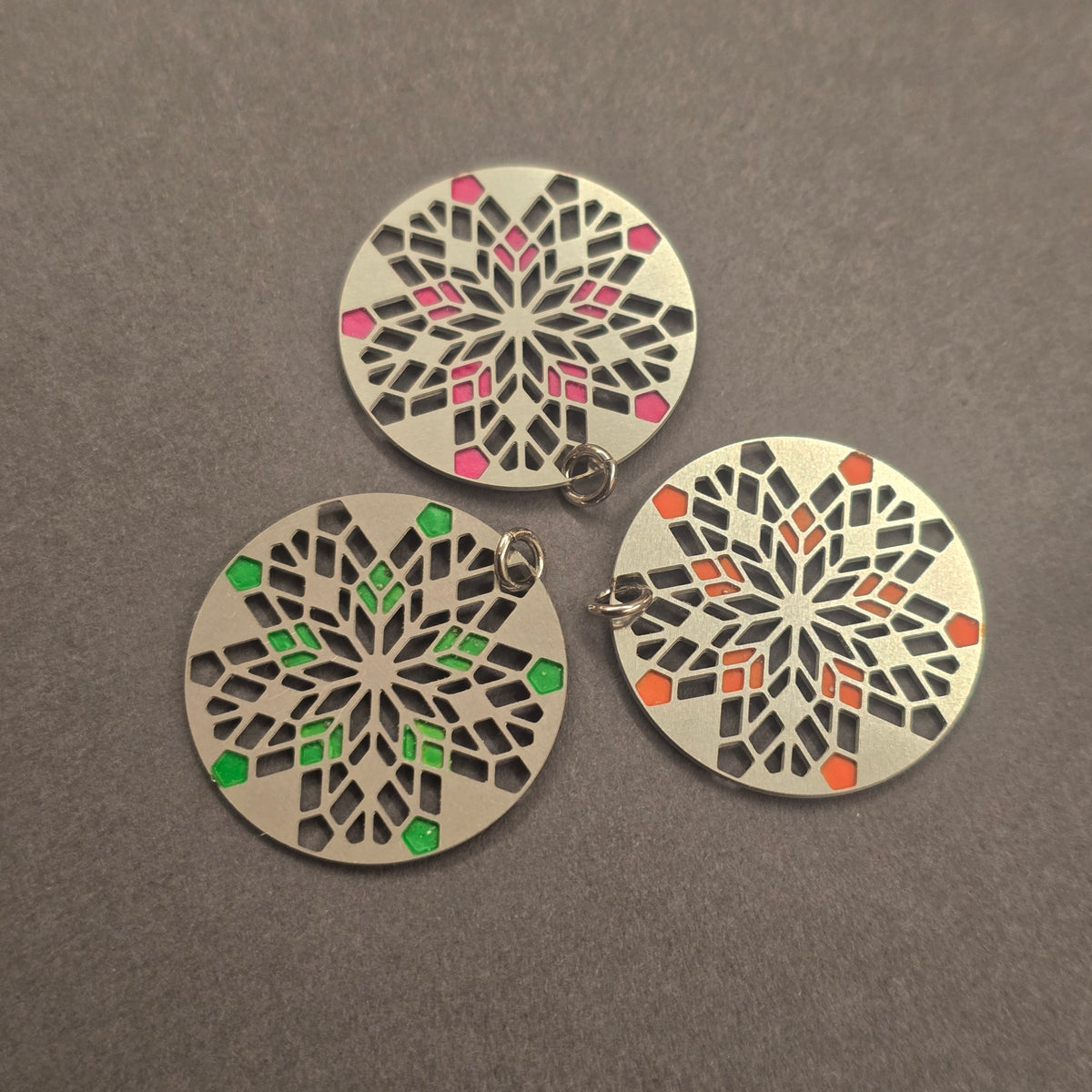 Runder Mandala Anhänger | fluoreszierend