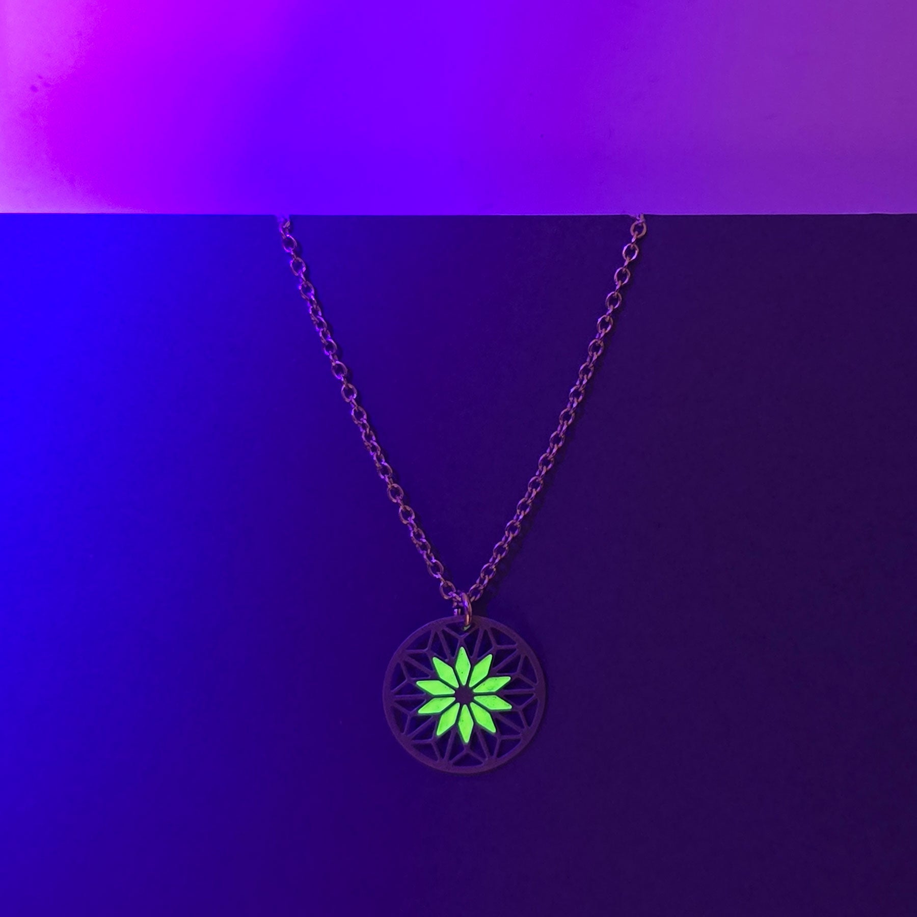 Filigraner Mandala Anhänger | fluoreszierend