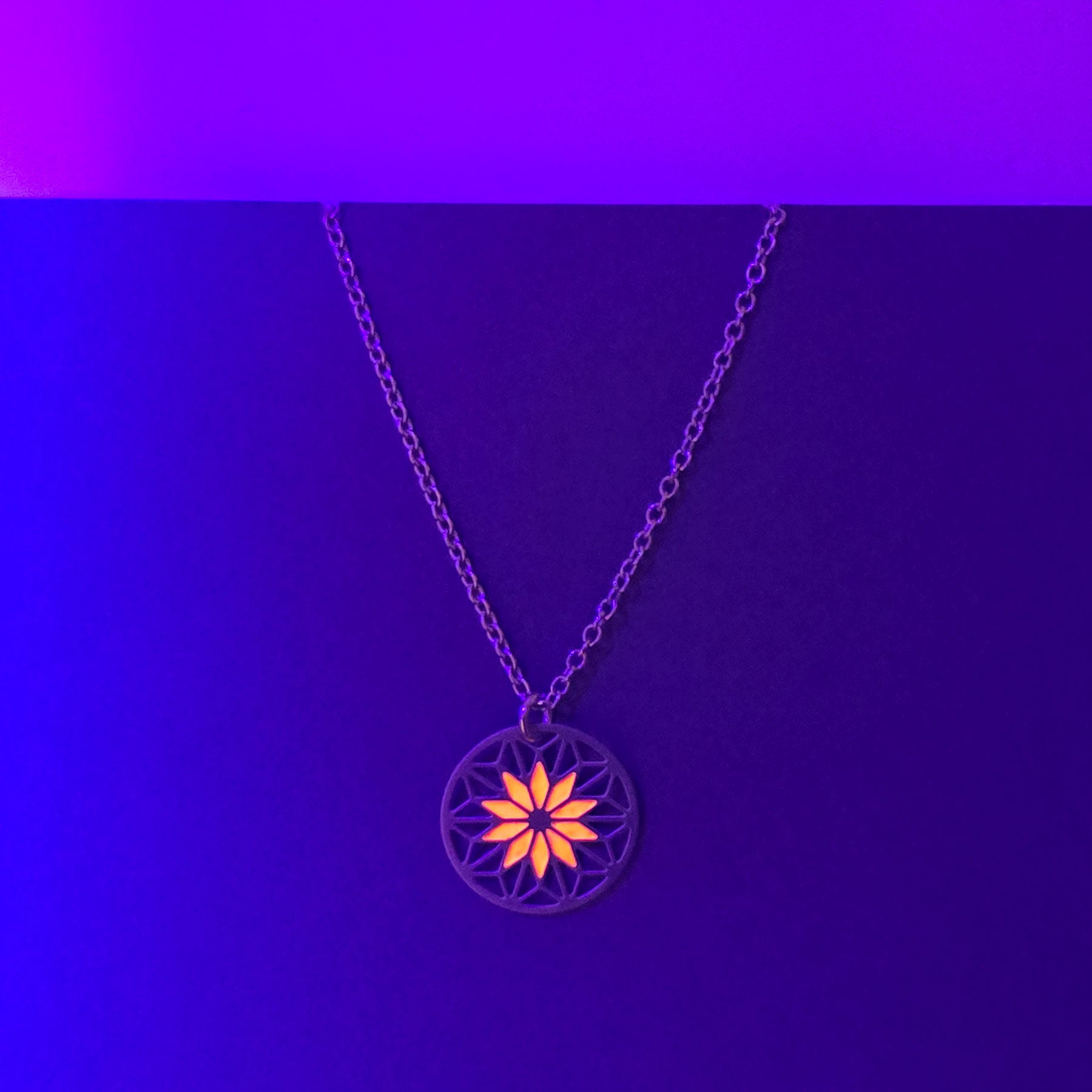 Filigraner Mandala Anhänger | fluoreszierend