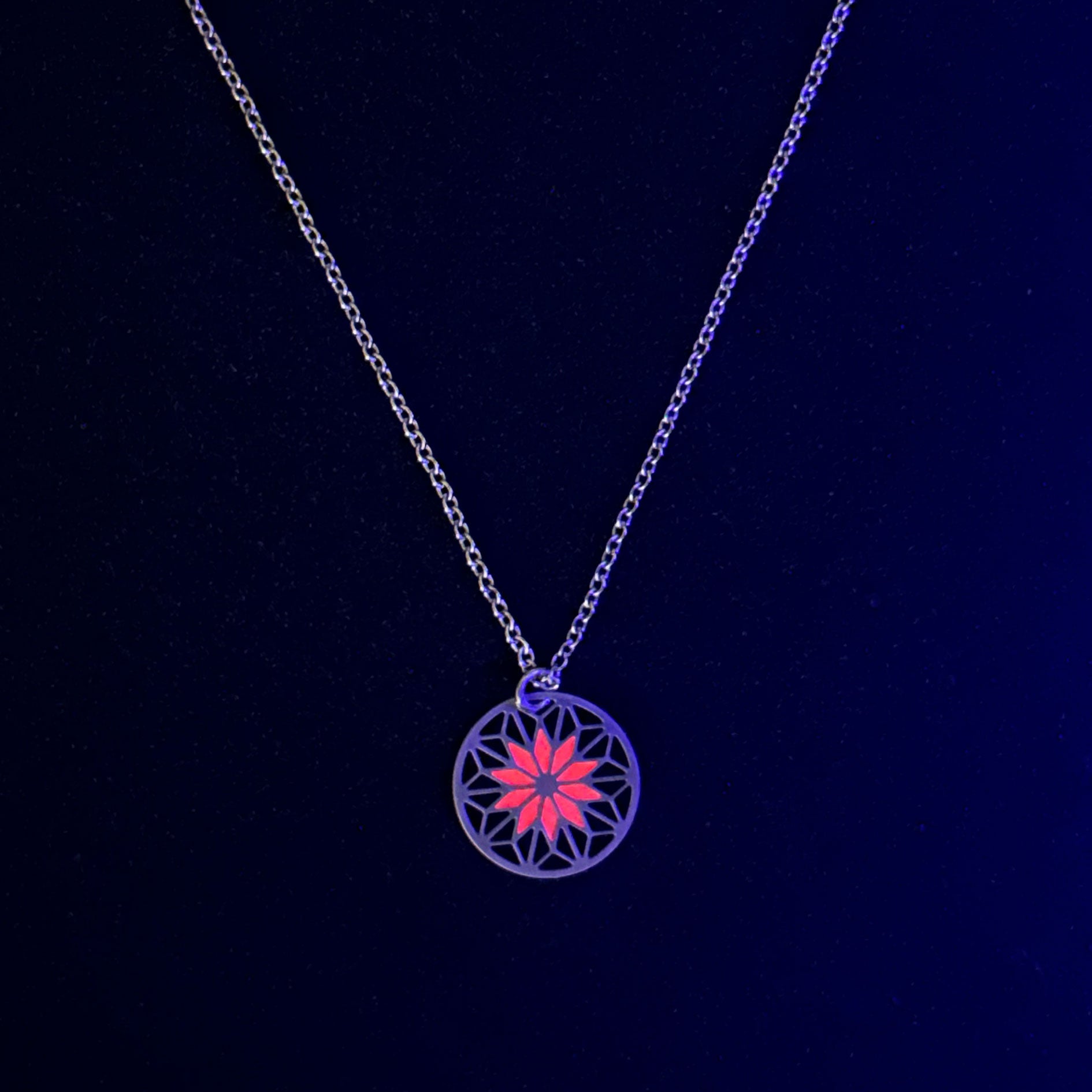 Filigraner Mandala Anhänger | fluoreszierend