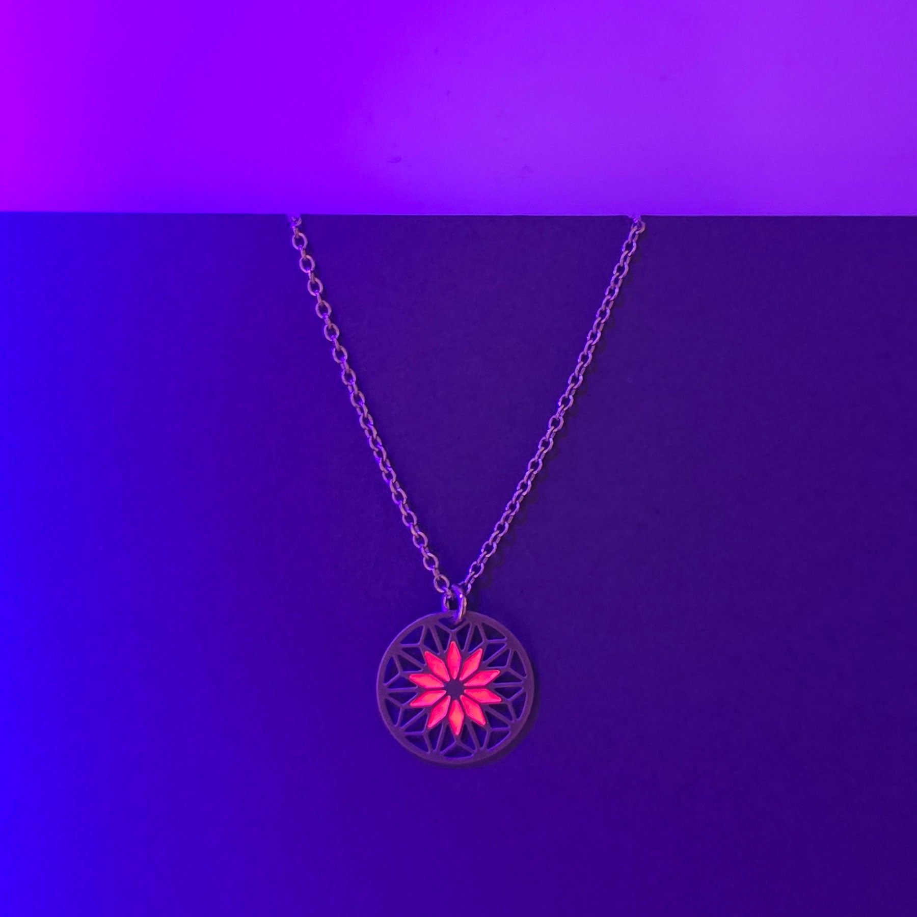 Filigraner Mandala Anhänger | fluoreszierend