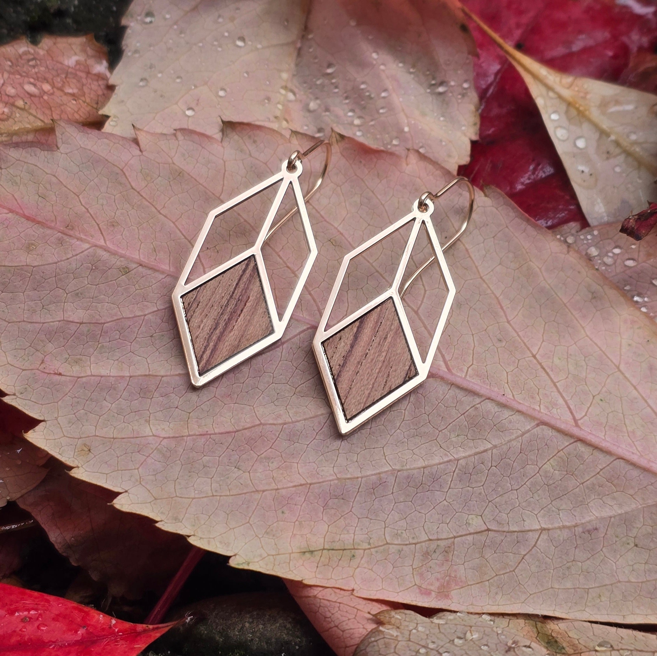 Grafische Ohrhänger mit Holz | rosévergoldet glänzend