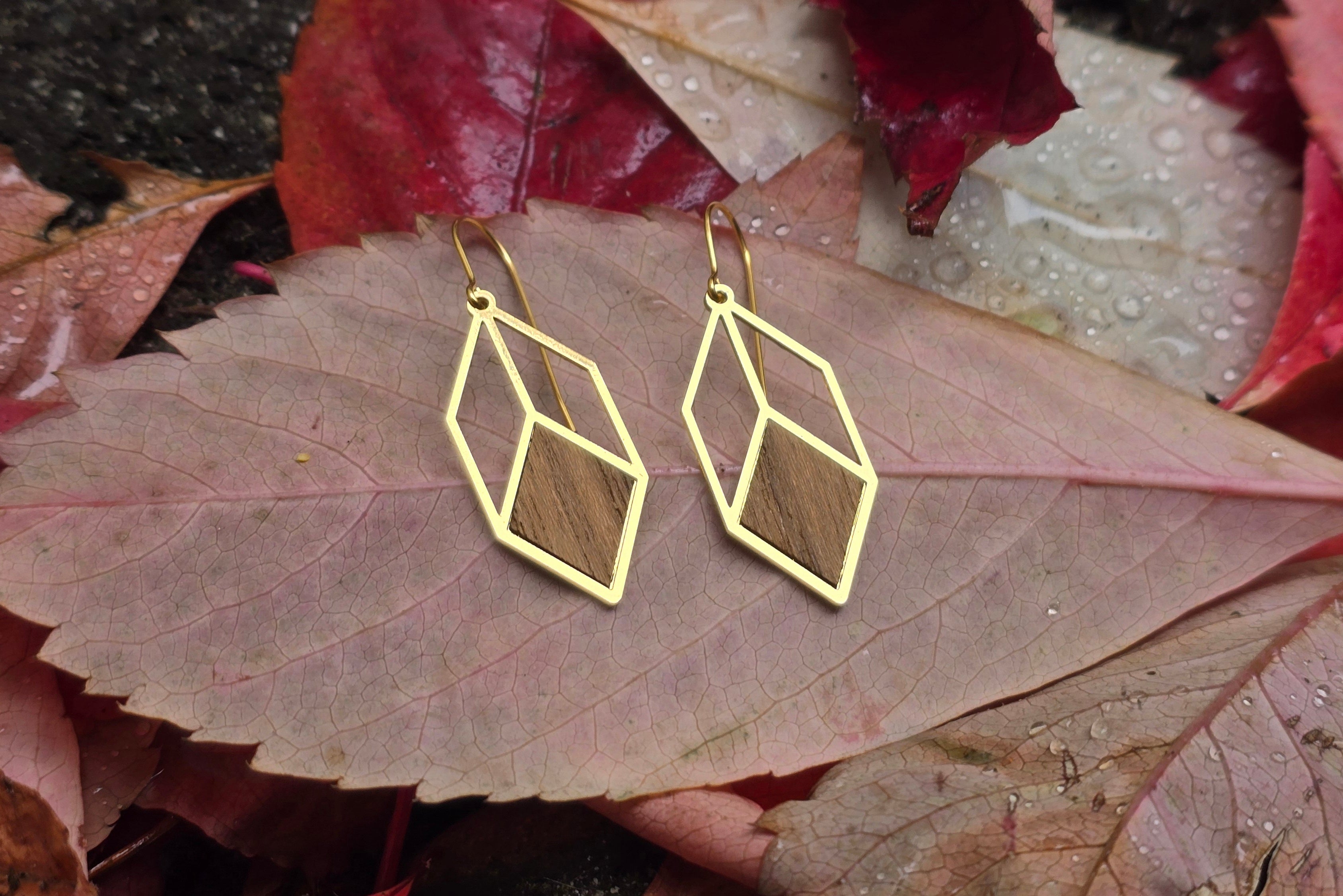 Grafische Ohrhänger mit Holz | vergoldet glänzend