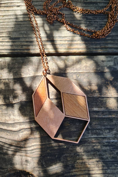 Geometrischer Kettenanhänger mit Holz