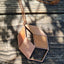 Geometrischer Kettenanhänger mit Holz